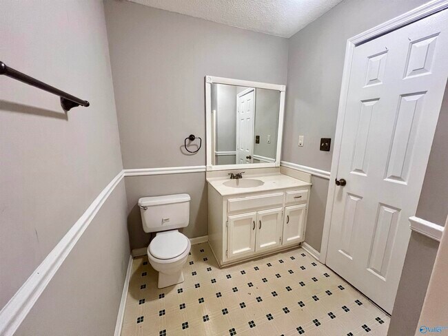 Building Photo - 704 Captiva Ct SE