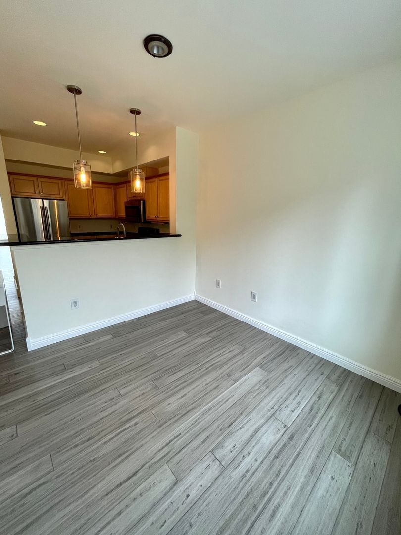 Building Photo - Issaquah Townhouse at Peregrine Point...