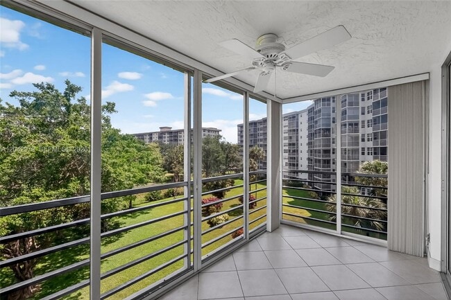 Building Photo - 4015 W Palm Aire Dr