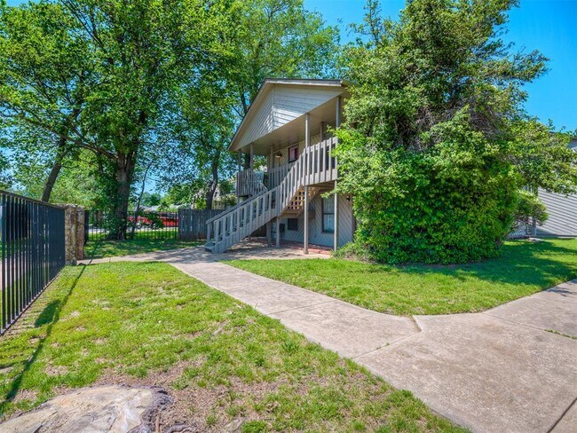 Building Photo - 131 W Acres St