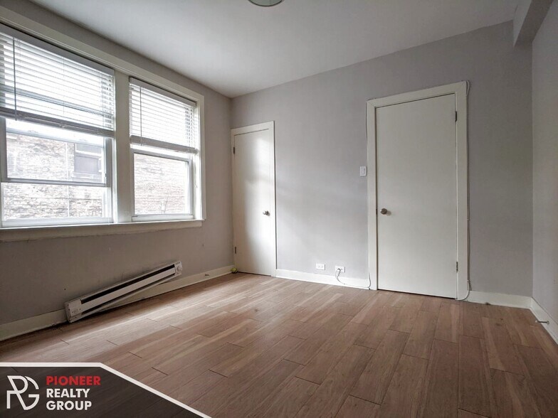Building Photo - 517 W Belmont Ave