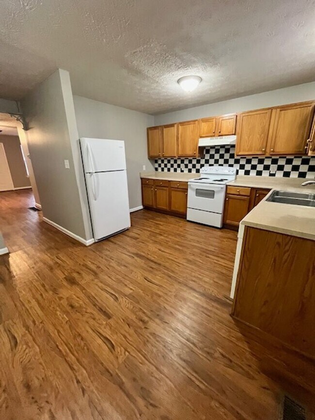 Building Photo - Stunning 2-bedroom, 2.5-bathroom townhouse