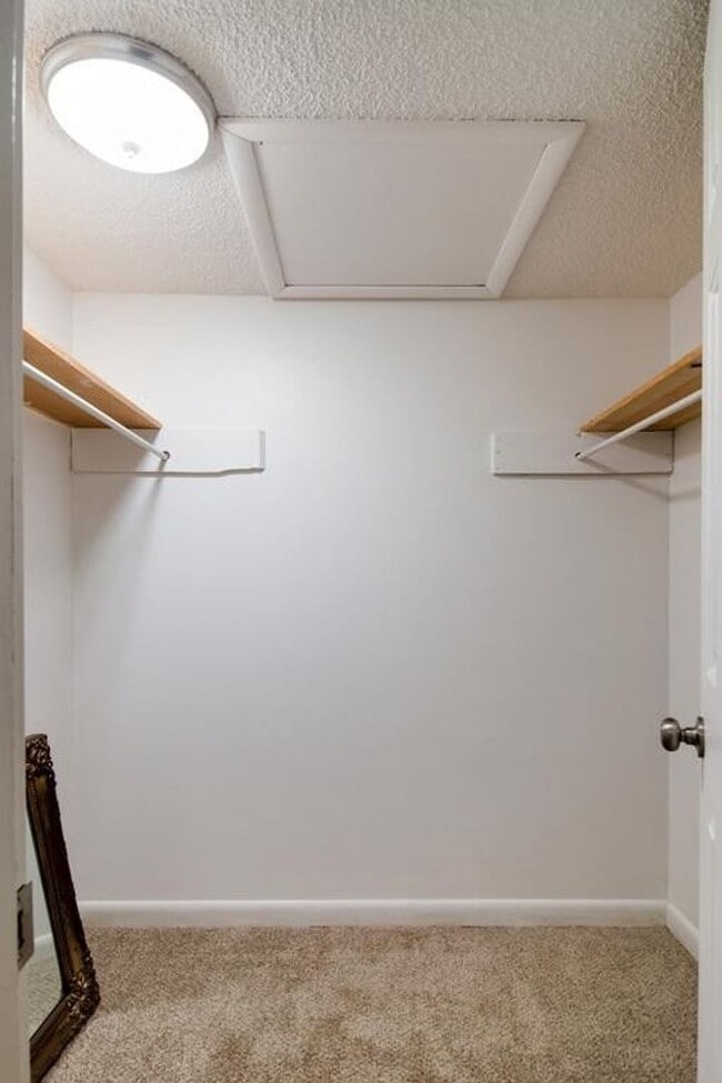 Building Photo - Awesome 1.5-bath condo in Bellevue featuring a private patio overlooking expansive green space.
