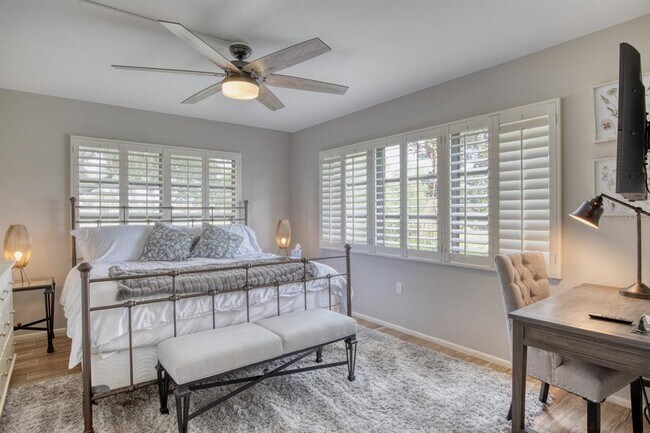 Building Photo - 5640 Golf Pointe Dr