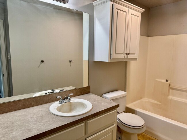 Building Photo - Adorable 2/1/1 Near Marsha Sharp!