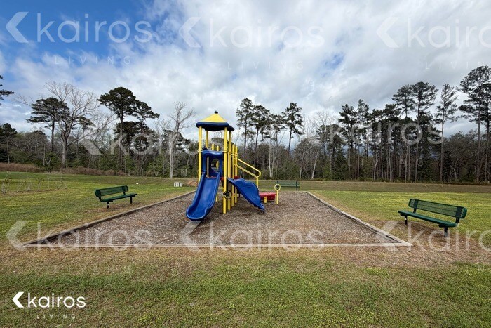 Building Photo - 100 Lord Effingham Wy