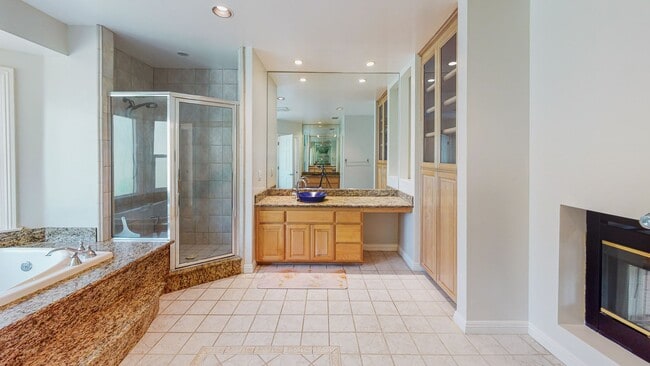 Building Photo - *** Gorgeous 4 bed 3 bath Single Family Ho...