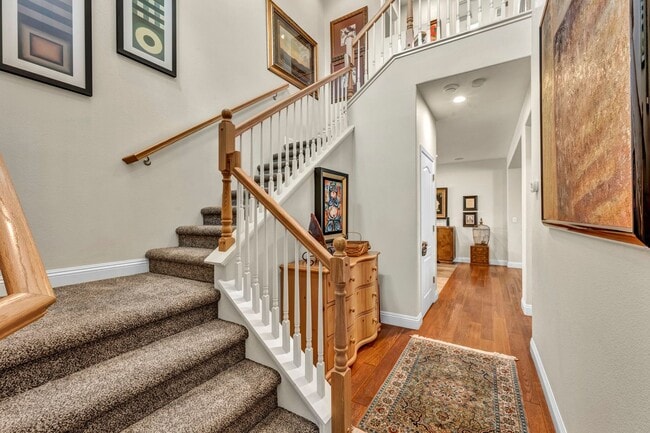 Building Photo - FULLY FURNISHED home with all utilities included and flexible lease options available.