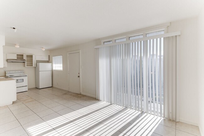 Primary Photo - Bright & Spacious 2-Bedroom Upstairs Unit ...