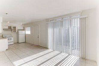 Building Photo - Bright & Spacious 2-Bedroom in the Heart of Las Vegas!