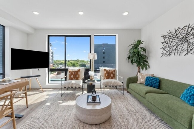 Building Photo - Aqua