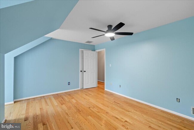 Building Photo - 8608 Oak Brook Ln
