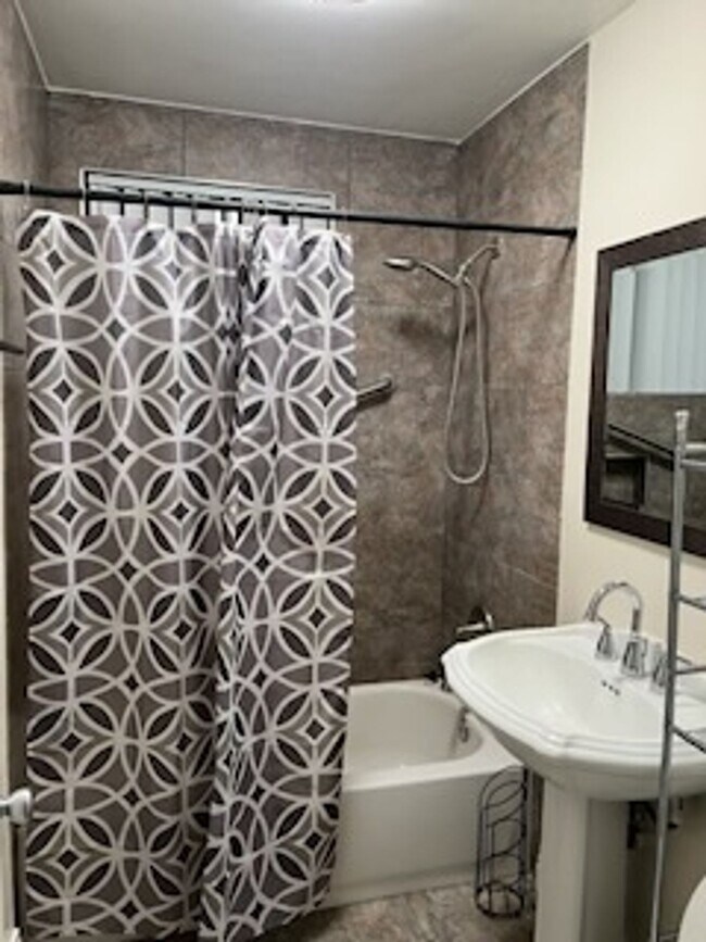 Building Photo - Charming 2 Bedroom Home with Private Garag...