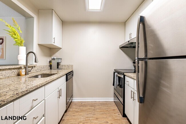 Building Photo - 1000 Palm Pl Dr NE