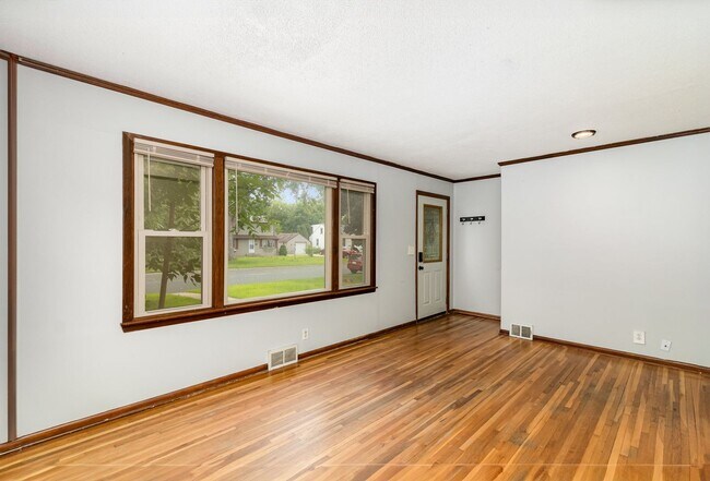 Building Photo - Beautiful 4 Bed 2 Bath Home With Fence and...
