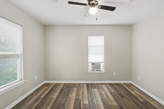 Building Photo - 422 Waco Ave