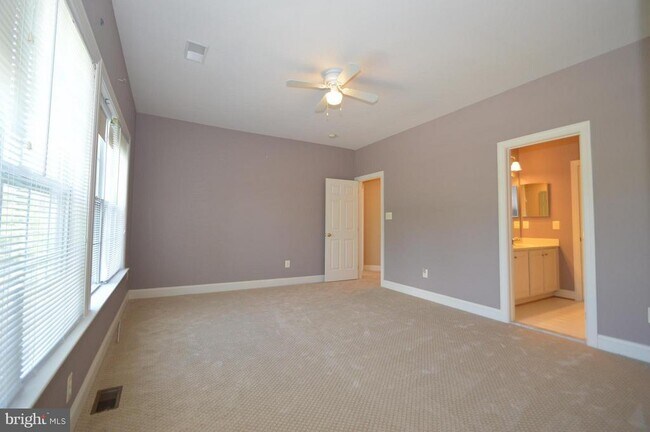 Building Photo - 43076 La Riva Dr