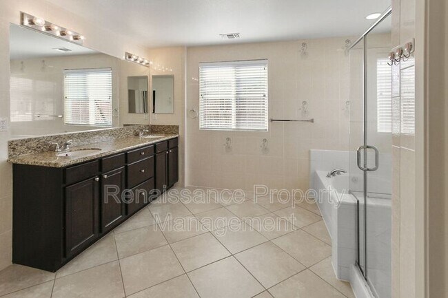 Building Photo - 703 N Marquis Way