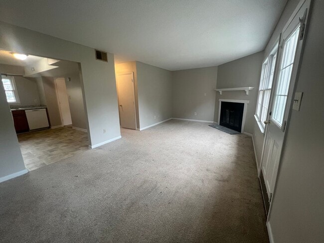 Building Photo - Charming 3 bedroom 21/2 bath town home loc...