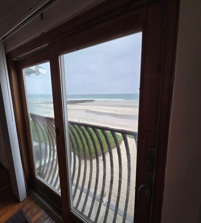 Building Photo - Beachfront 2-Bed, 2.5-Bath House w/2-Car Garage in Imperial Beach