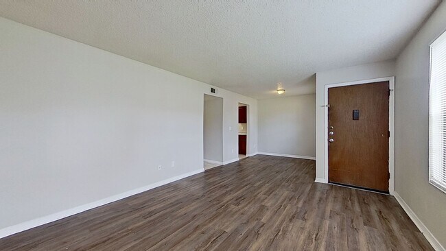 Building Photo - Desirable 2 beds/1.5 bath, first floor uni...