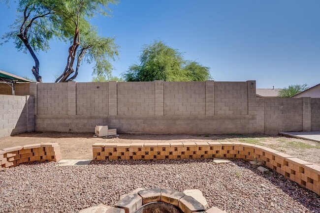 Building Photo - Charming 4 Bedroom 3 Bath 3 Car garage Hom...