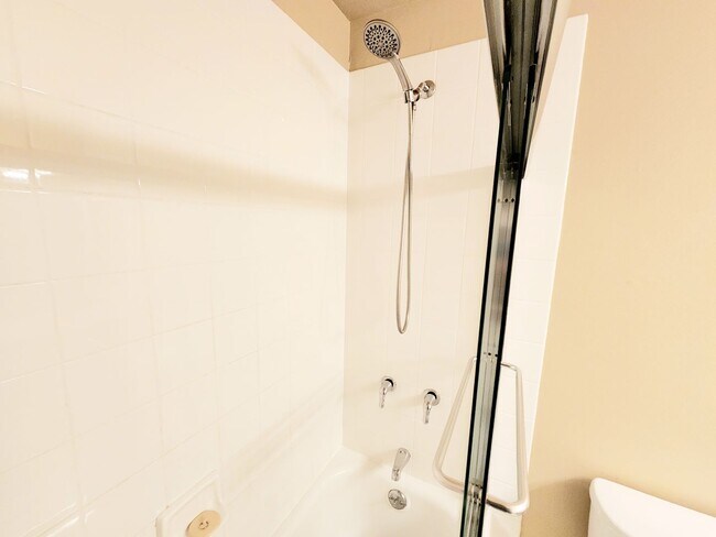 Building Photo - Woodlake Studio