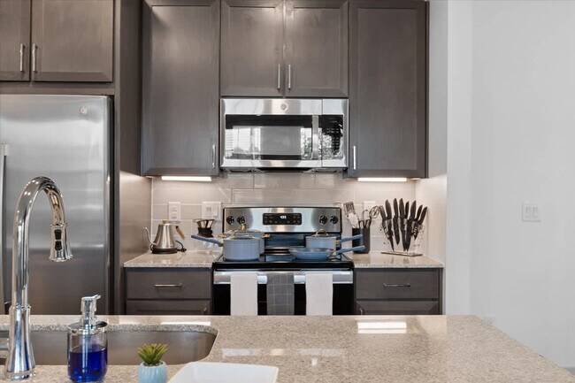 Building Photo - 698 Basilica Bay Dr