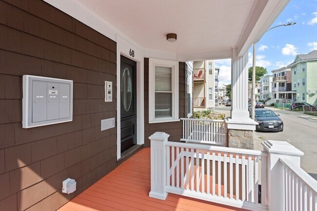 Building Photo - 68 Saxton St