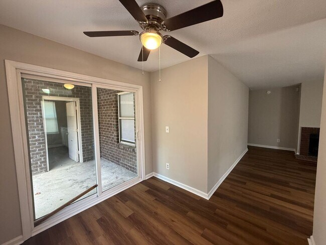 Building Photo - Fully Renovated 2 bed/ 2 bath Duplex! Available Now!