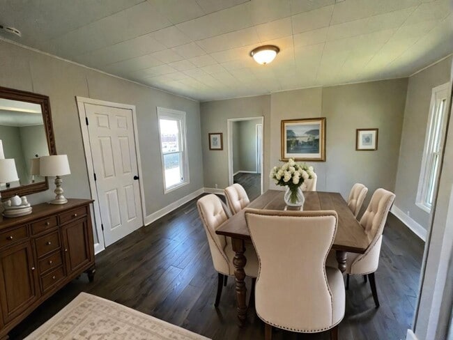 Building Photo - 4 bedroom home ready now!