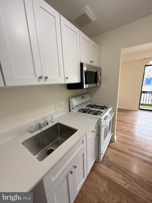 Building Photo - 2754 Hollywood Rd