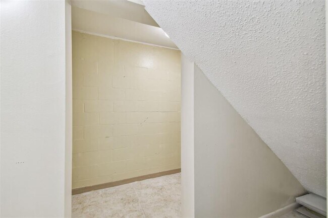 Building Photo - 7550 Sunshine Skyway Ln S