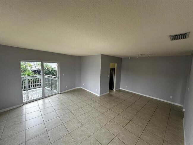 Building Photo - 578 NE 20th St