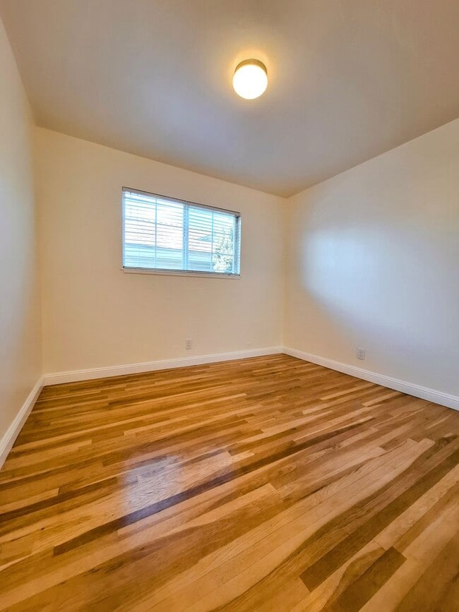 Building Photo - Beautifully Remodeled 3bd Single Story House With Bonus Room & Storage Space!
