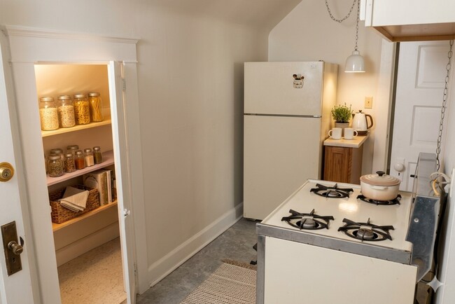 Building Photo - Your Modern Abode