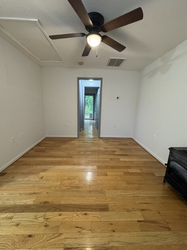 Building Photo - Fully renovated 2 bed/1 bath home with fenced front yard