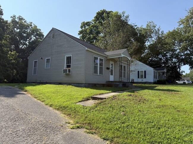 Building Photo - 347 S Cedar St