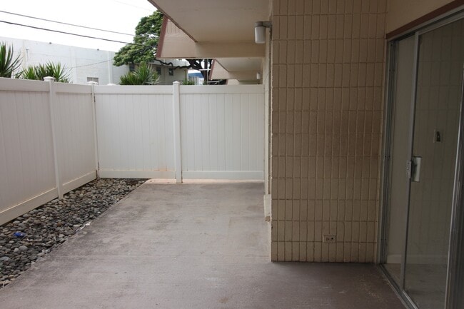 Building Photo - 2 bed, 1 bath, 1 parking Unit available in...
