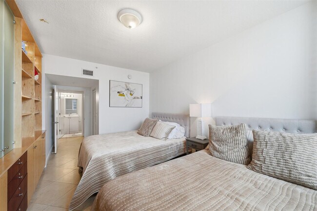 Building Photo - 3020 NE 32nd Ave