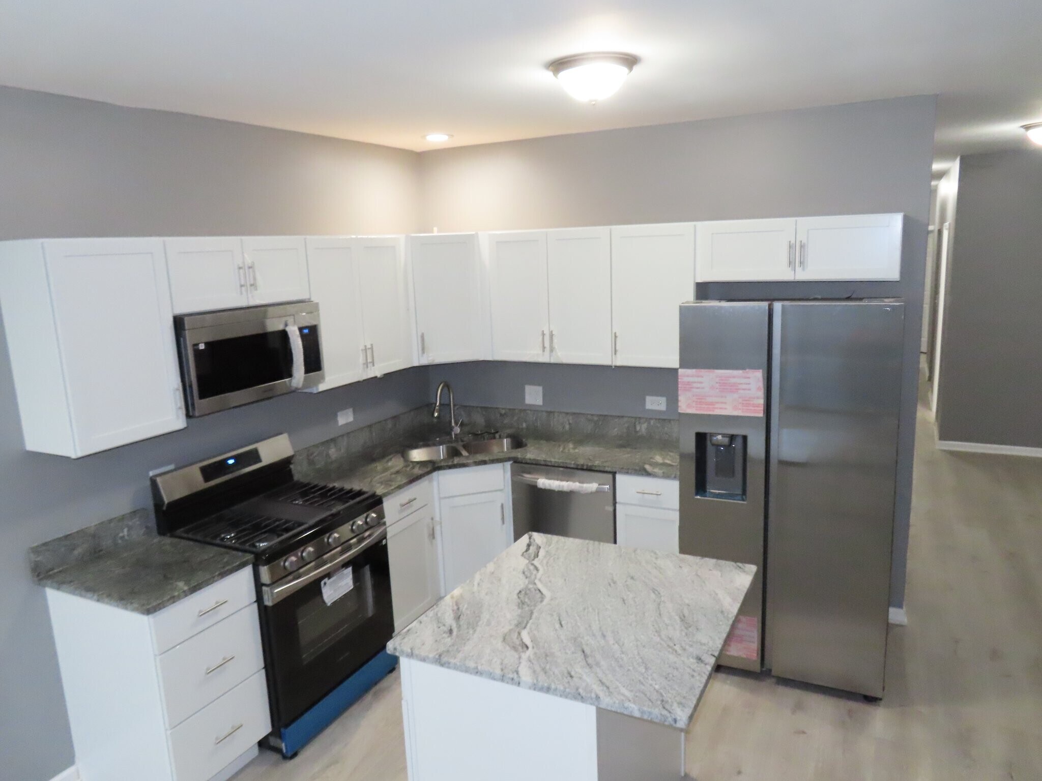 Building Photo - 951 W 51st St