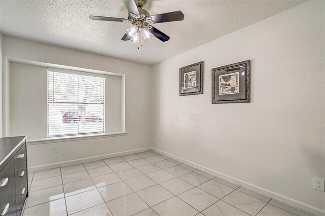 Building Photo - 8003 Goldengrove Dr