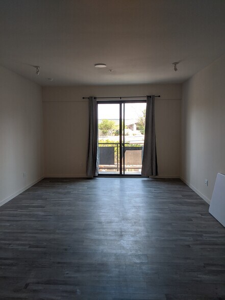 Building Photo - 557 Oppenheimer Dr