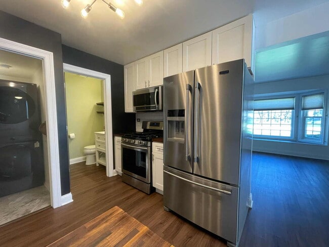 Building Photo - 211 E Oneida Ave