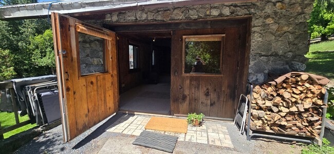 Building Photo - Charming 1-bedroom cottage nestled just 4 miles west of downtown Sebastopol in the heart of West ...