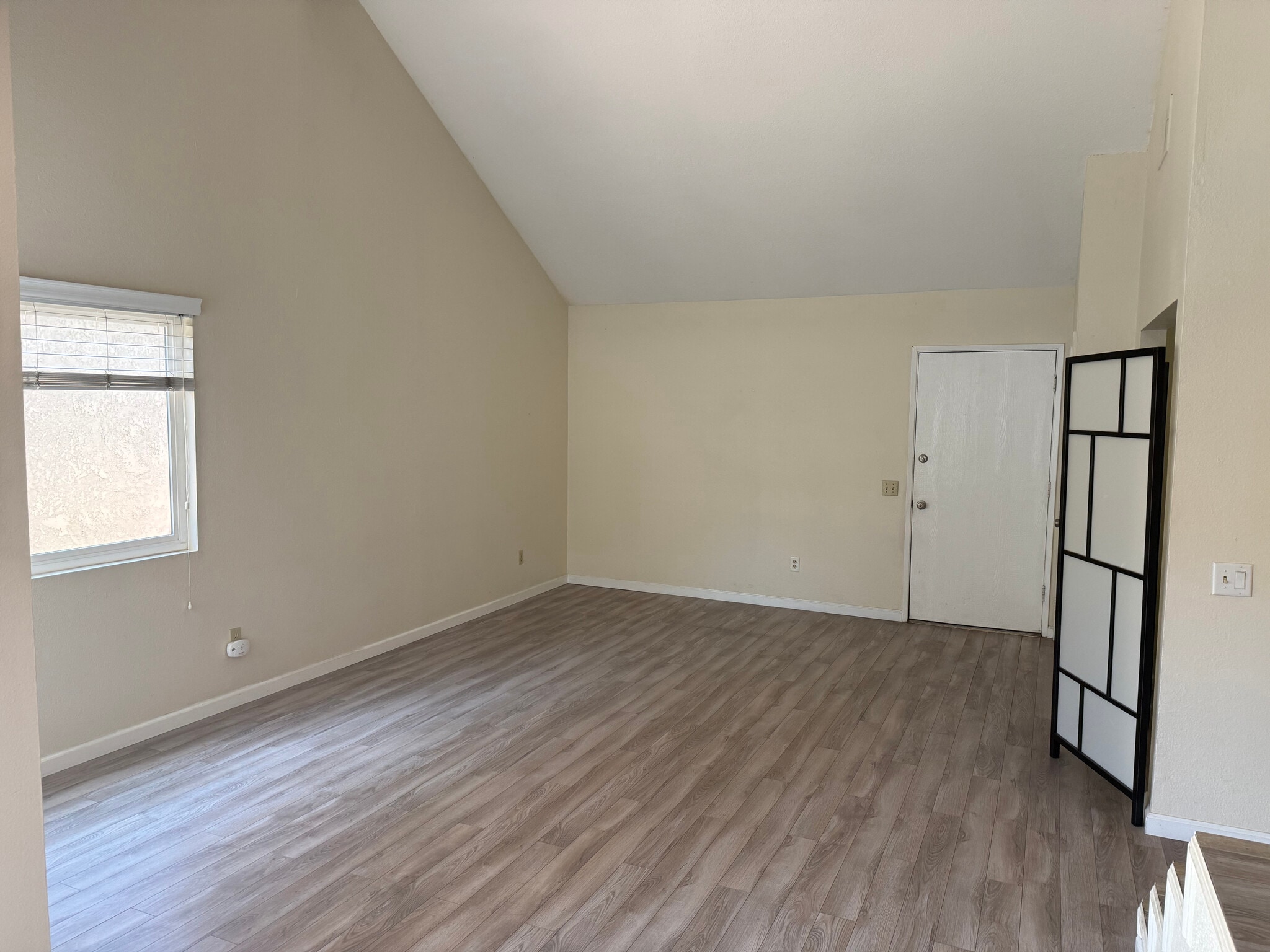 Building Photo - 1612 Carmel Cir E