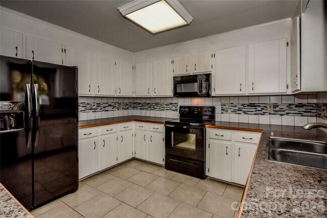 Building Photo - 7730 Deer Track Dr