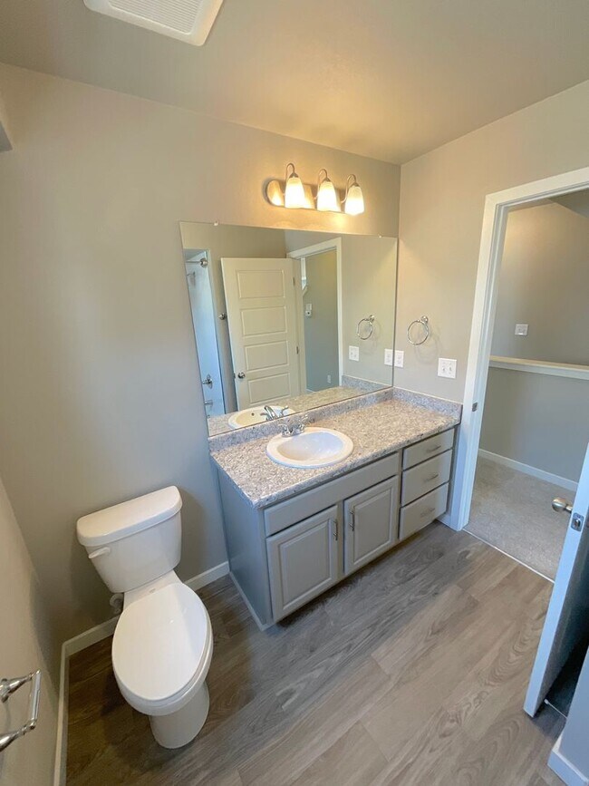 Building Photo - 3 Bedrooom Home Available Near Dublin Blvd...