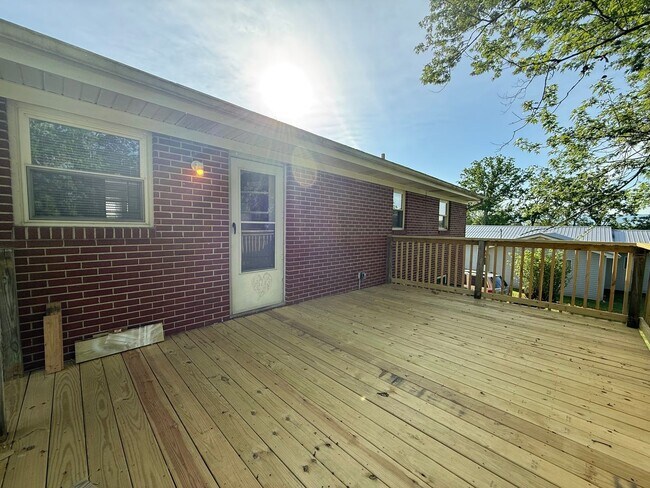 Building Photo - 3 Bedroom 1.5 Bathroom Home Located in Greeneville, TN