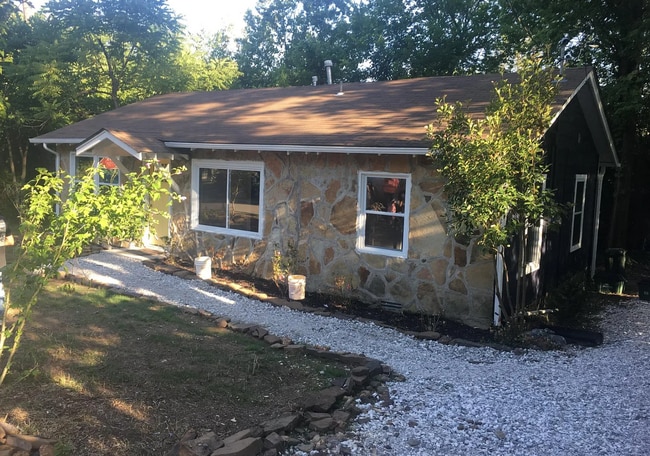 Building Photo - 2 Bed/1 Bath House